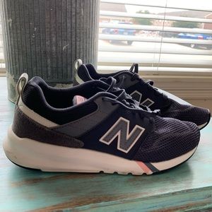 New Balance Woman’s tennis shoe